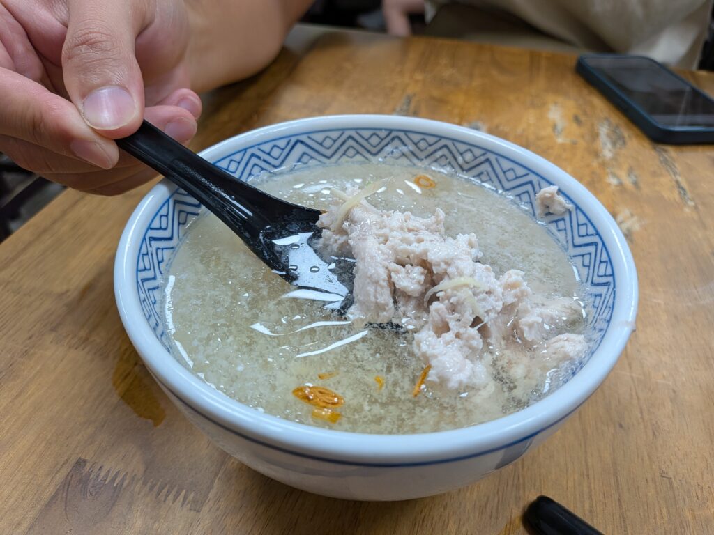 【彰化市區美食】品蔚手作麵:彰化火車站必吃!平價高CP值麻醬麵與辣腫嘴紅油炒手 品蔚手作麵的鮮魚湯