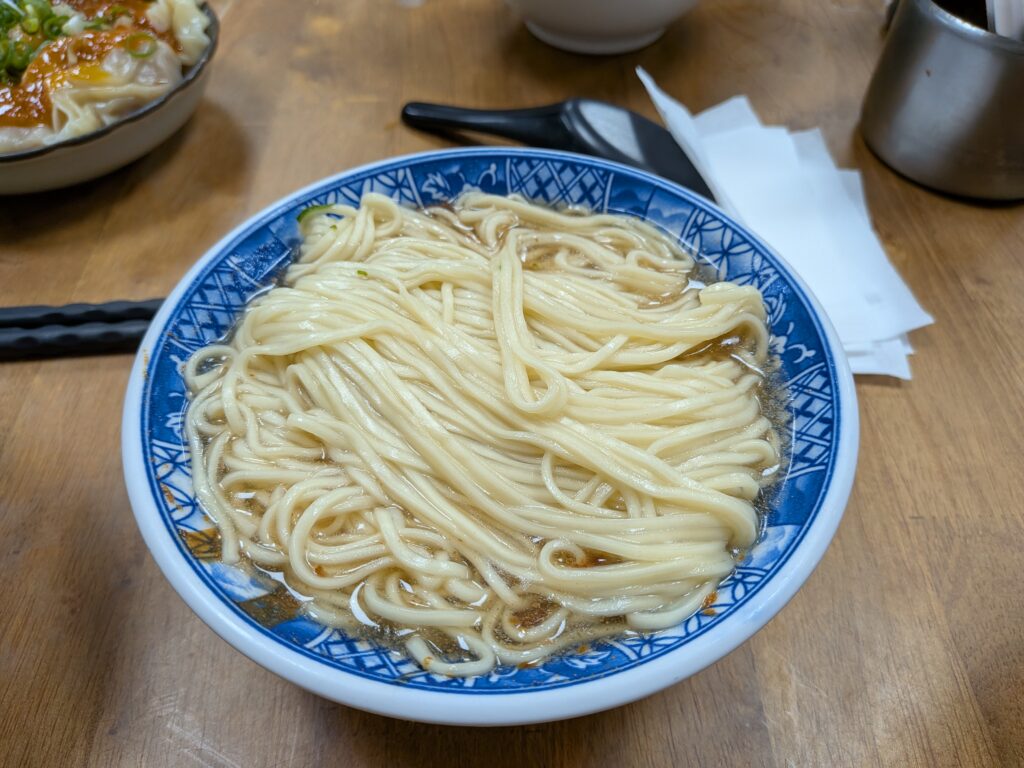 【彰化市區美食】品蔚手作麵:彰化火車站必吃!平價高CP值麻醬麵與辣腫嘴紅油炒手 品蔚手作麵的麻醬麵