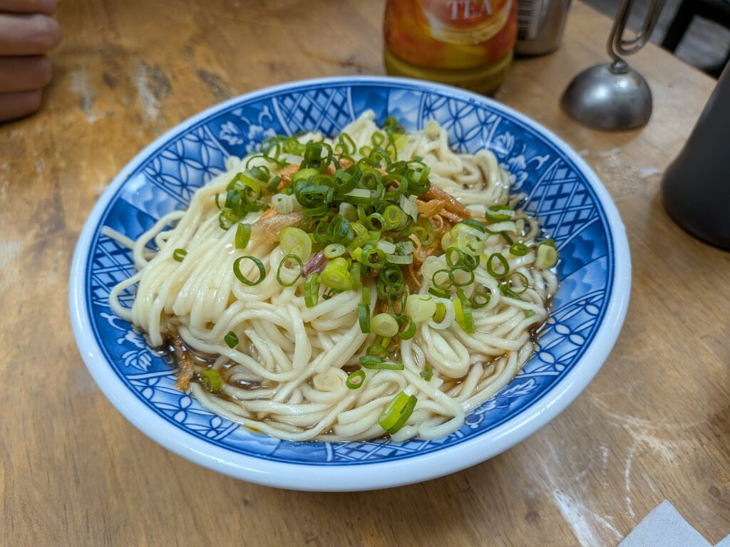 【彰化市區美食】品蔚手作麵:彰化火車站必吃!平價高CP值麻醬麵與辣腫嘴紅油炒手 品蔚手作麵的蔥油乾拌麵