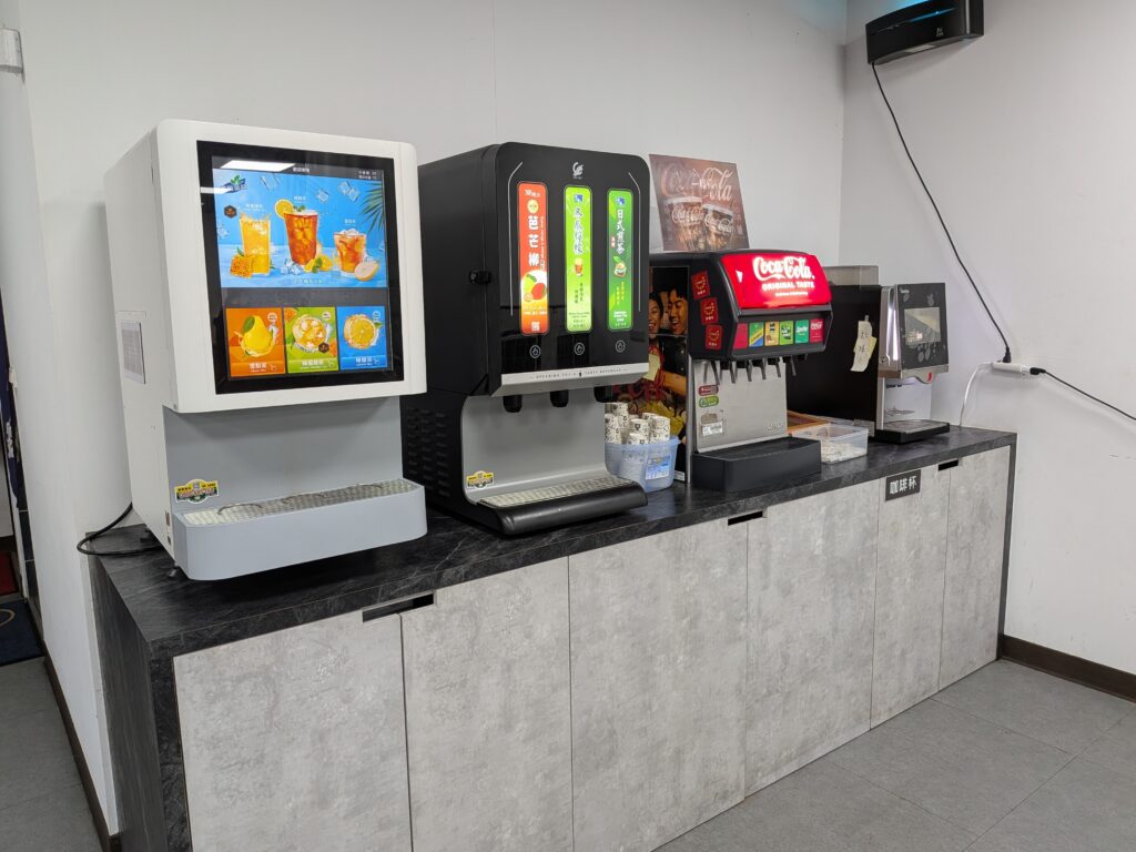 鴻澄鐵板燒的飲料機與咖啡機