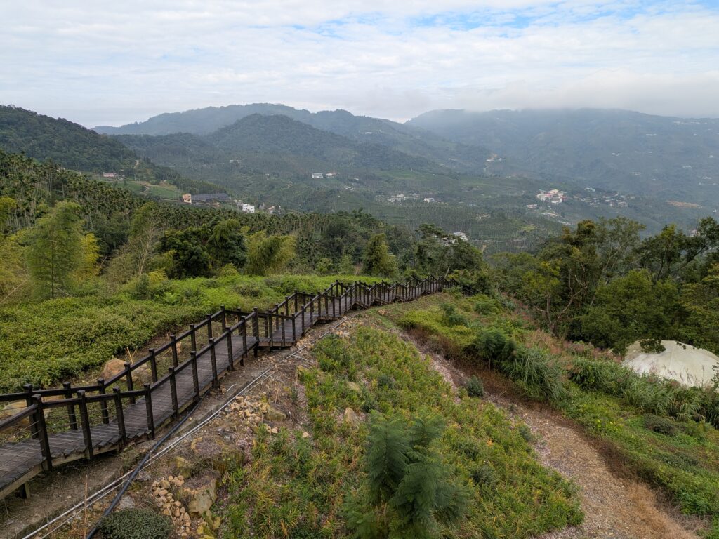 太興岩步道的步道與山谷