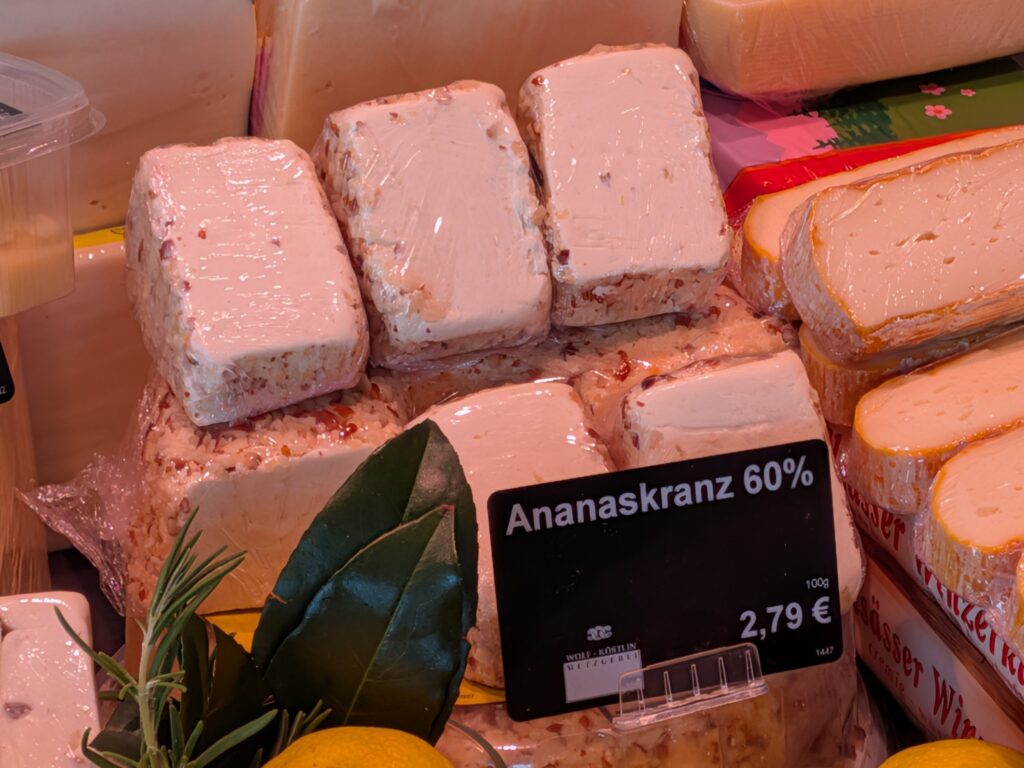 Metzgerei Wolf + Köstlin的鳳梨堅果起司 Ananaskranz