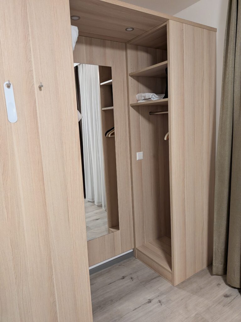 【德國黑森林住宿】Hotel Krone:豪華泳池與浮誇奢華早餐!每晚不用3,000元 Hotel Krone中間有全身鏡的衣櫃