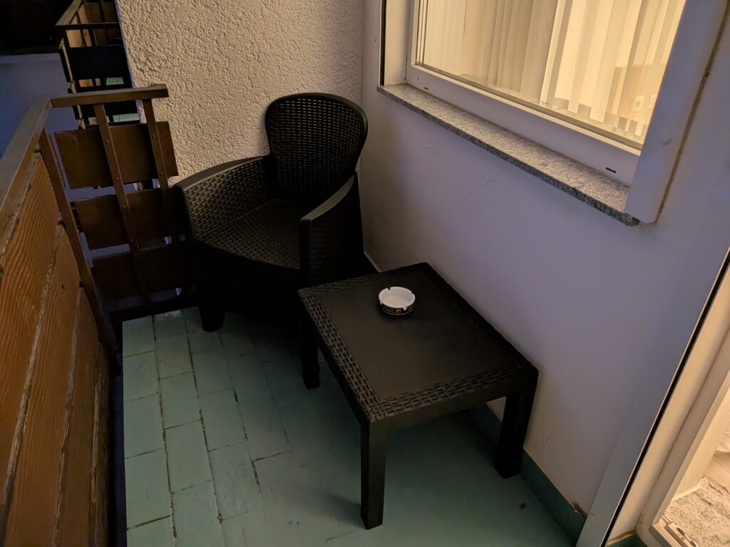【德國黑森林住宿】Hotel Krone:豪華泳池與浮誇奢華早餐!每晚不用3,000元 Hotel Krone的陽臺座椅