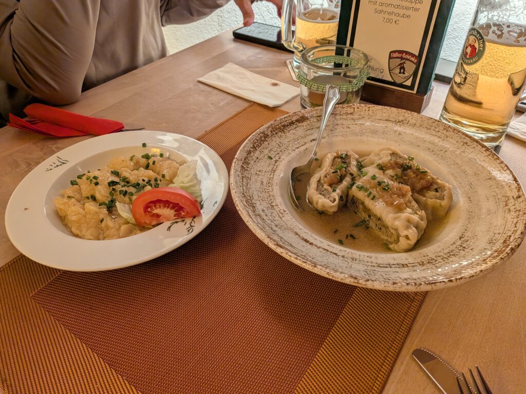 Flößer-Schänke的德國餃子與馬鈴薯沙拉