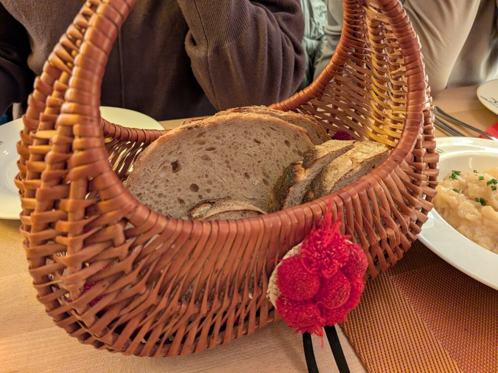 【德國黑森林美食】Flößer-Schänke:道地傳統料理與特色獵人烤肉 Flößer-Schänke綴有黑森林傳統紅絨球飾品的籐編麵包籃