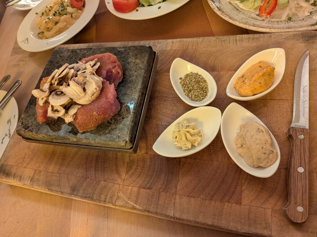 【德國黑森林美食】Flößer-Schänke:道地傳統料理與特色獵人烤肉 Flößer-Schänke的熱石燒烤野蘑菇豬肉與四種沾醬