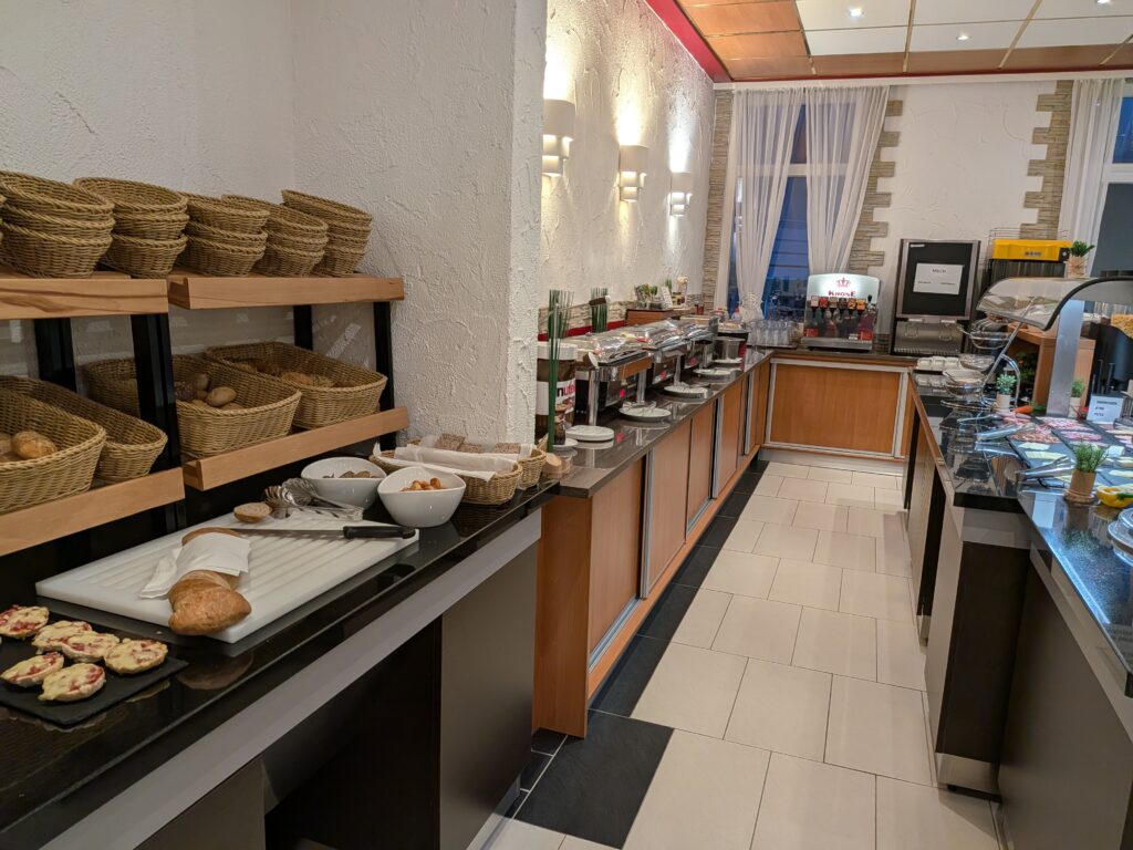 【德國黑森林住宿】Hotel Krone:豪華泳池與浮誇奢華早餐!每晚不用3,000元 Hotel Krone的早餐麵包區