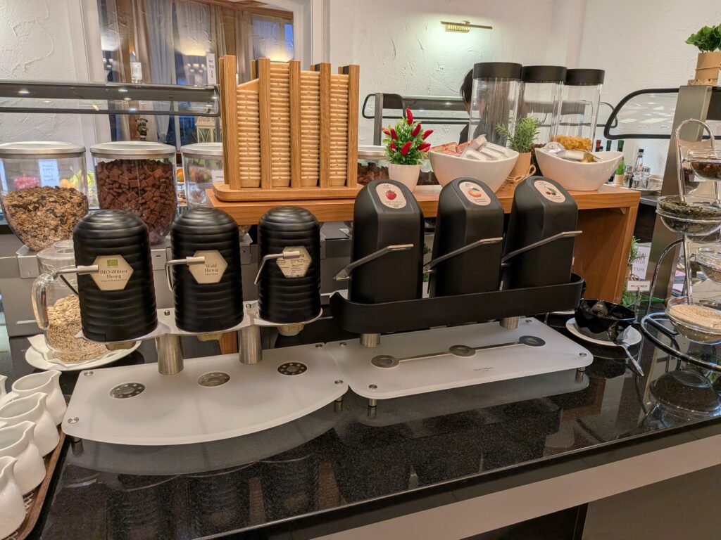 【德國黑森林住宿】Hotel Krone:豪華泳池與浮誇奢華早餐!每晚不用3,000元 Hotel Krone的早餐果醬區