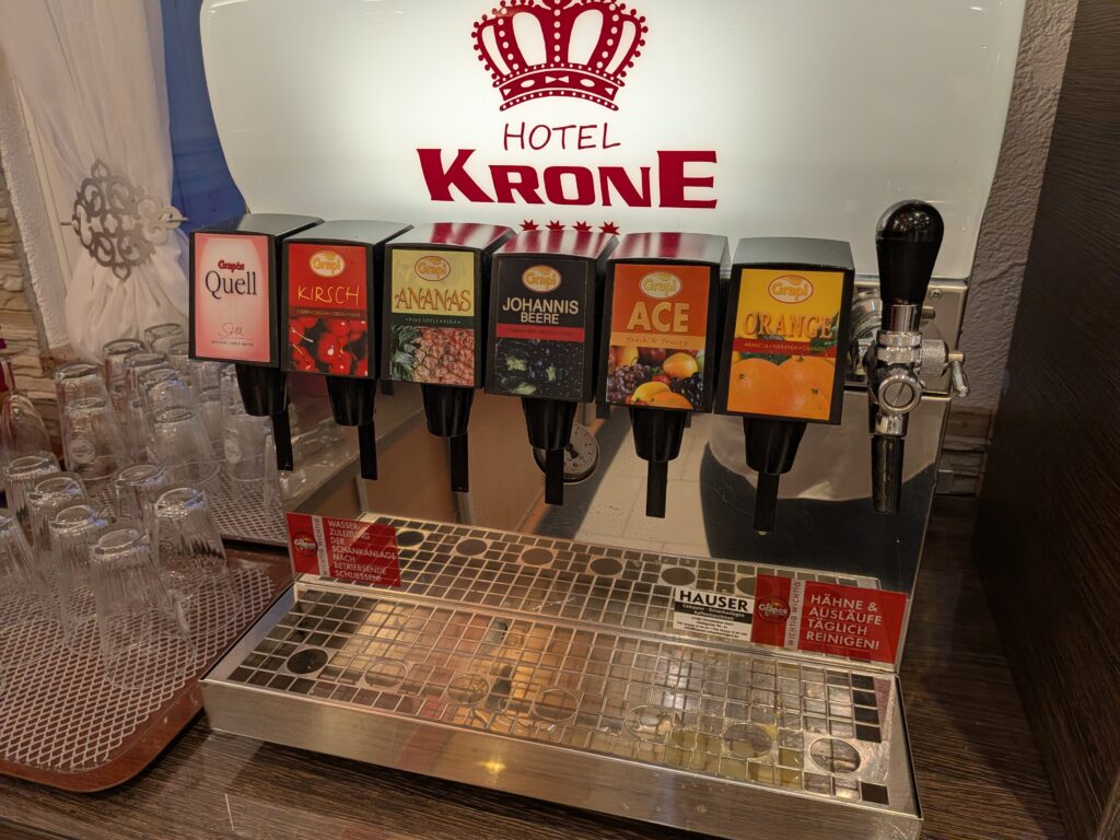 【德國黑森林住宿】Hotel Krone:豪華泳池與浮誇奢華早餐!每晚不用3,000元 Hotel Krone的7和1飲料機