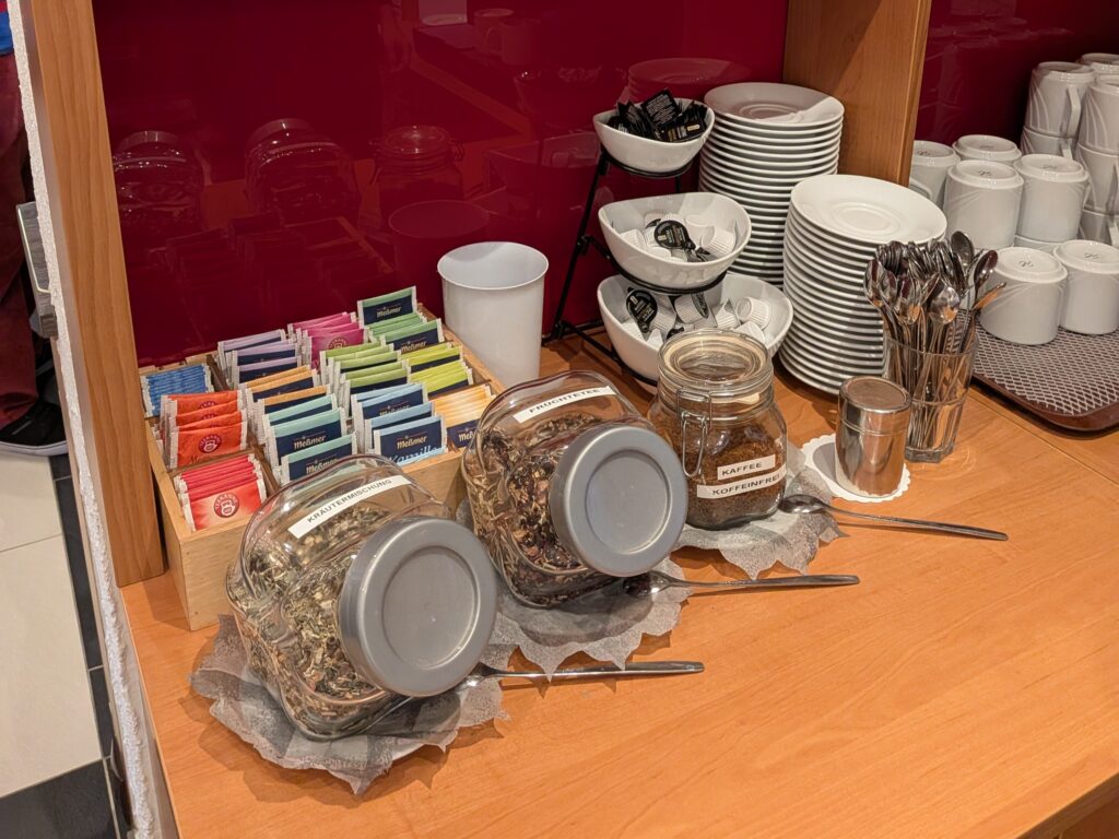【德國黑森林住宿】Hotel Krone:豪華泳池與浮誇奢華早餐!每晚不用3,000元 Hotel Krone的茶飲角落