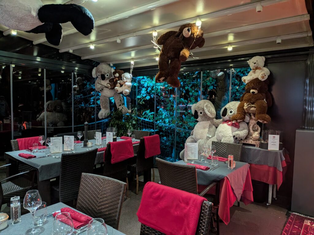 Hotel Restaurant Les Pins的倒掛玩偶們
