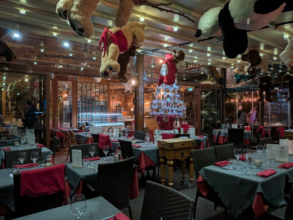 Hotel Restaurant Les Pins的餐廳全景