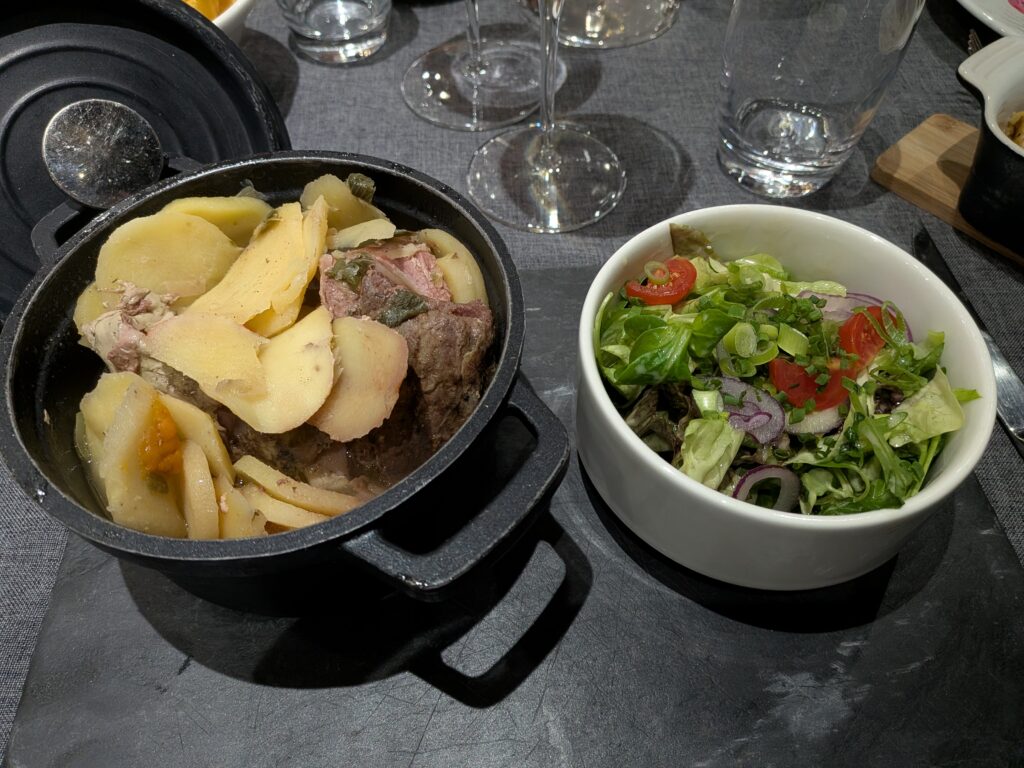 Hotel Restaurant Les Pins的三肉燉肉配綠色沙拉