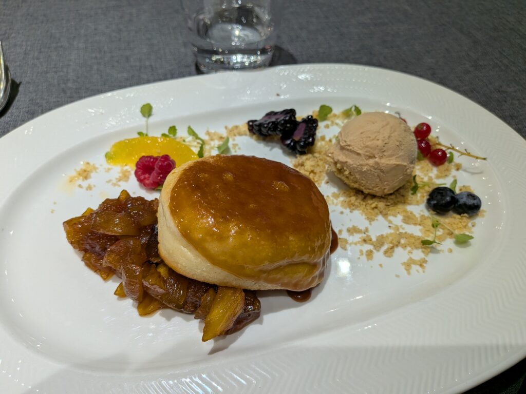 Hotel Restaurant Les Pins的Dampfnuddel 甜點盤