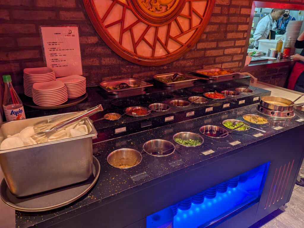 XiaoLongKan Hotpot的醬料吧檯