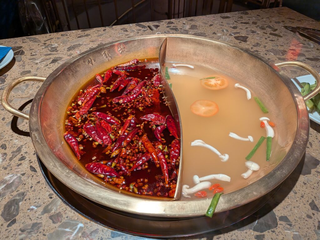 XiaoLongKan Hotpot的麻辣與大骨鴛鴦鍋