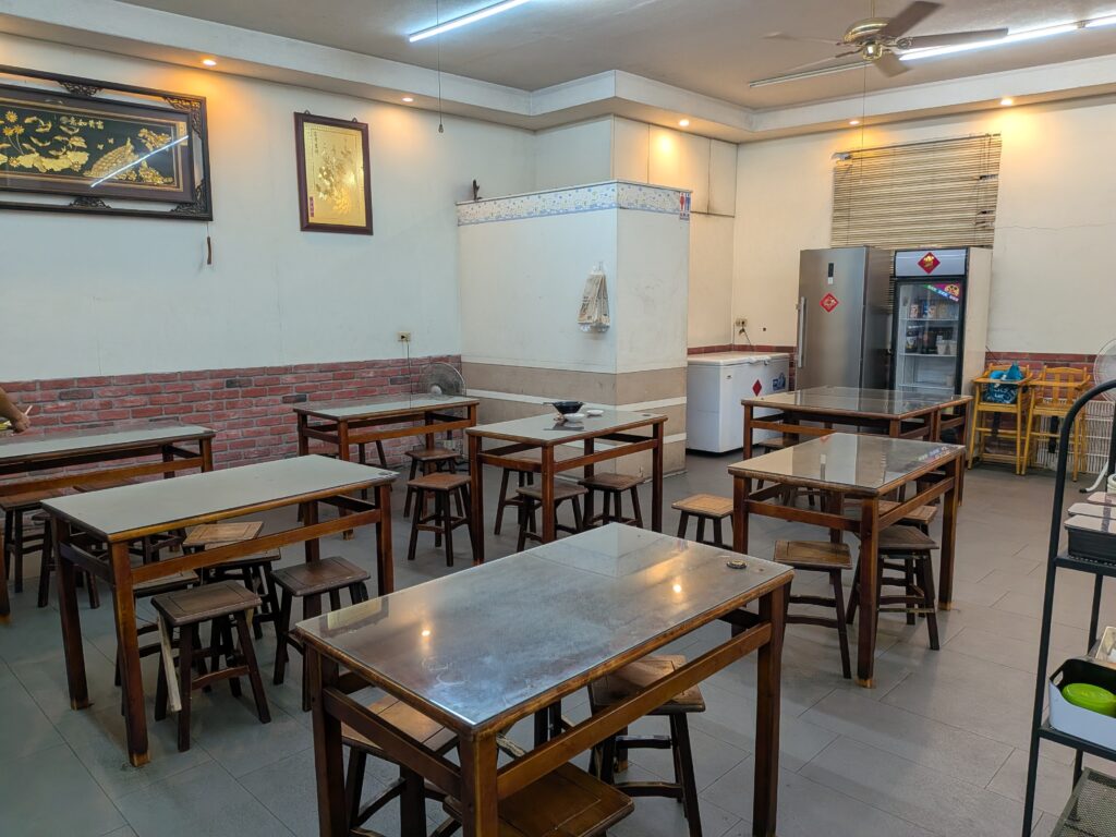 【嘉義中埔美食】鴨王子餐館:在地私房煙燻紅燒鴨肉!靈魂蒜蓉甜辣醬與真實二訪紀錄 鴨王子餐館的內用環境