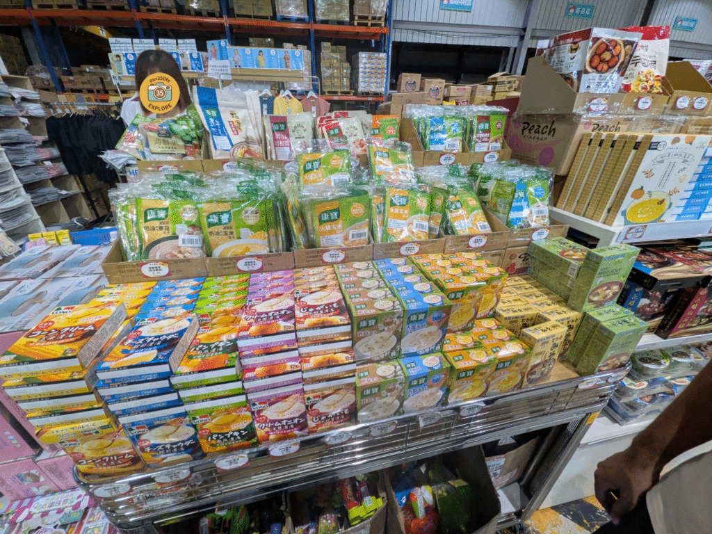 小三美日鹿港批發零售倉的沖泡湯包區