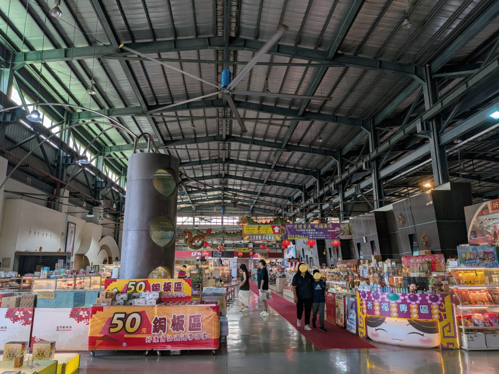 【彰化鹿港景點】臺灣玻璃館:免門票!白天逛展區挑戰開放型玻璃廁所、晚上賞玻璃媽祖廟夜景 臺灣玻璃管的一樓販售區