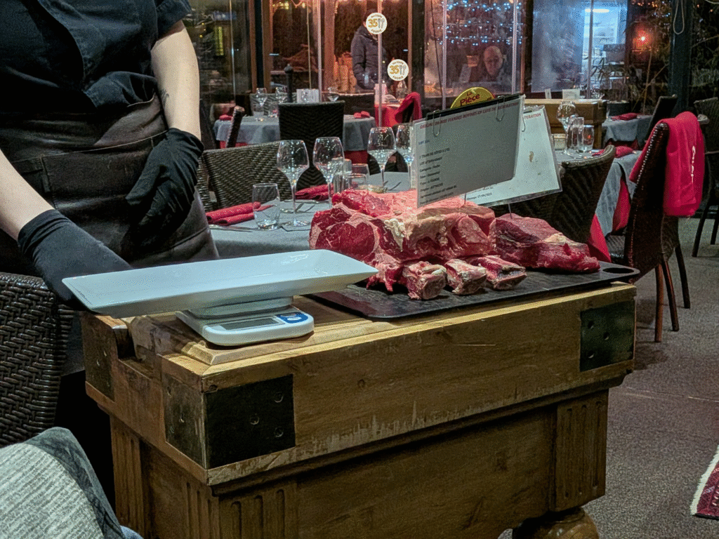Hotel Restaurant Les Pins的熟成牛肉桌邊服務
