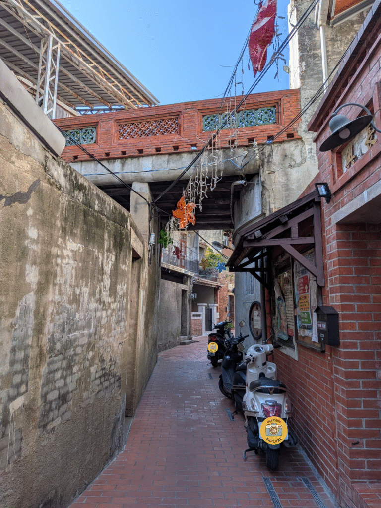 【彰化鹿港景點】九曲巷:百年前的微氣候智慧設計!避風防盜又散熱的曲巷漫步 九曲巷內的古巷與停車現實